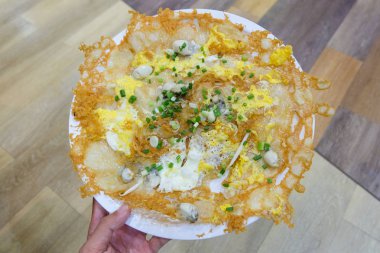 Yumurta hamuru (Hoi Tod) ile fasulye filiz ve taze soğan hizmet üzerinde beyaz tabak - ev yapımı Tay tarzı yemek arka plan veya doku gevrek istiridye tavada.