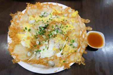 Yumurta hamuru (Hoi Tod) ile fasulye filiz, tatlı sos ve taze soğan hizmet üzerinde beyaz tabak - ev yapımı Tay tarzı yemek arka plan veya doku gevrek istiridye tavada.