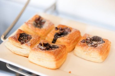 Ev yapımı çikolata parçaları Danimarka hizmet beyaz tabak - tatlı arka plan veya doku üzerinde.