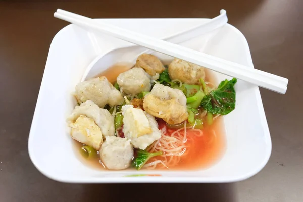 正宗泰式面条汤 配鱼丸和自制的红酱 供应白碗 — 图库照片