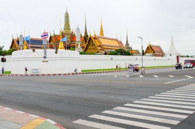 Bangkok, Tayland - 17 Ağustos 2018: Güzel Grand palace ve Wat phra keaw (Wat Phra Sri Rattana Satsadaram) (ünlü Budist Tapınağı turist için insanlarla).
