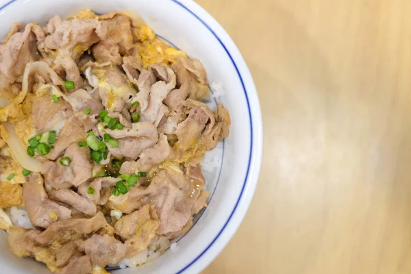 日本食の背景 またはテクスチャの白いボウルに豚 Tojidon ご飯の上の卵と豚肉 サーブ — ストック写真