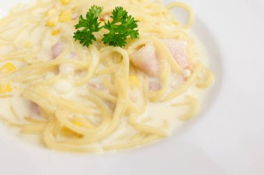 Spagetti sosis, Mısır ve krem peynir ile beyaz yemek yiyecek arka plan veya doku - ev yapımı yiyecek konsepti için tablo ayarlama.