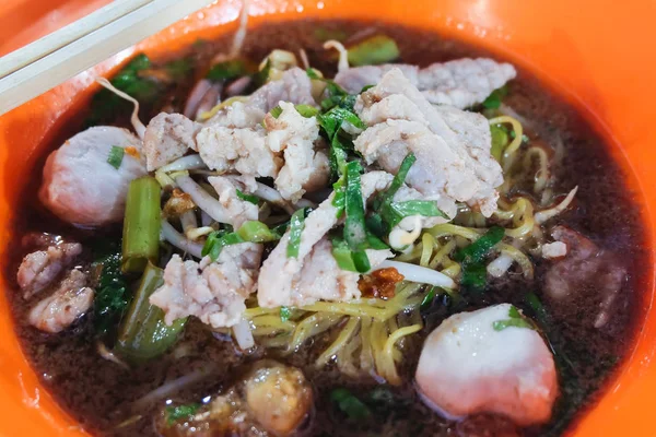 Ciotola di zuppa di tagliatelle con carne di maiale, polpetta e gloria del mattino (Moo nam tok), Thailandia - concetto di cibo . — Foto Stock