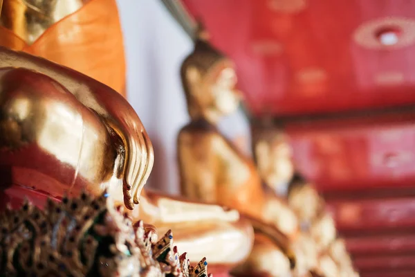 Hand des Buddha im Tempel (Buddhismus-Religion) für Hintergrund oder Textur. — Stockfoto