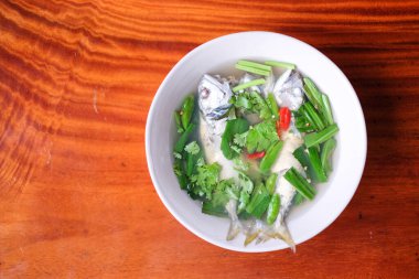 Baharatlı ve ekşi çorba uskumrusu beyaz kase seti üzerinde servis edilir. Ev yapımı yemek konsepti..