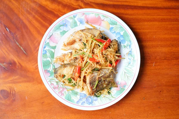 用手指根炒辣味大鲈鱼 自制泰国菜的概念 — 图库照片