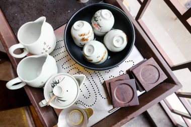 Çay dükkanında, çay bardağı seti masada ahşap çay tabağı ile Çin kültürü konseptinde dinlenmek ve yavaş bir yaşam için servis edilir..