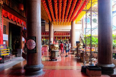 Penang, Malezya - 20 Aralık 2019: Penang 'da bulunan bir Budist tapınağı olan Kek Lok Si Tapınağı insanların dualarını almaya geldi..