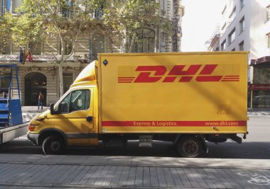 Madrid, İspanya - Ekim 2017 yaklaşık: teslim etmek için sokakta park edilmiş sarı Dhl van