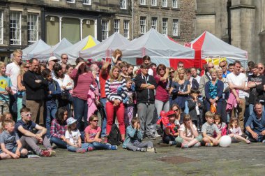Edinburgh, İskoçya, İngiltere - yaklaşık Ağustos 2015: Fringe sokak festivali kişilik bir kalabalık