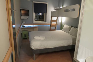 Edinburgh, İskoçya, İngiltere - yaklaşık Ağustos 2015: Ibis otel odasında yatak bütçe