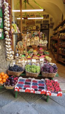 Siena, İtalya - Nisan 2016 yaklaşık: meyve meyve Dükkanı sayaçta ekranda