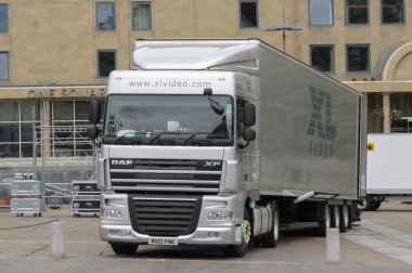 Edinburgh, İngiltere - yaklaşık Ağustos 2015: Uzun kamyon kamyon ve römork ile