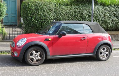Edinburgh, İskoçya, İngiltere - yaklaşık Ağustos 2015: kırmızı Mini Cooper araba (yeni modeli, 2013 itibaren üretilen) siyah tavan ile