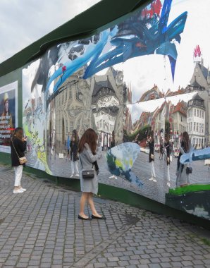 Copenhagen, Danimarka - yaklaşık Ağustos 2017: çağdaş sanat ayna açık havada çekim Asyalı kızlar