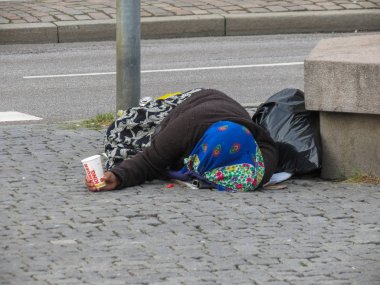 Goteburg, İsveç - yaklaşık Ağustos 2017: yaşlı kadın sokakta dilenci