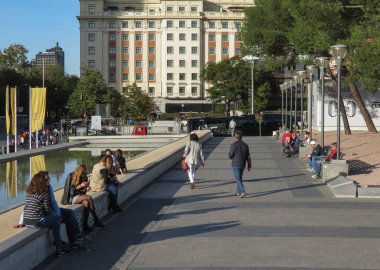 Madrid, İspanya - Ekim 2017 yaklaşık: Plaza Colon (Columbus kare anlamına gelir oturan kimliği belirsiz insanlar)