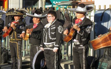 Madrid, İspanya - Ekim 2017 yaklaşık: Meksikalı mariachi (popüler halk müziği oyuncular) Madrid, Puerta del Sol (Sun gate anlamına gelir)