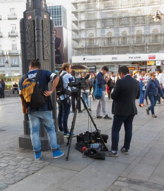 Madrid, İspanya - Ekim 2017 yaklaşık: tv equipe Puerta del Sol (Sun Gate anlamına gelir)