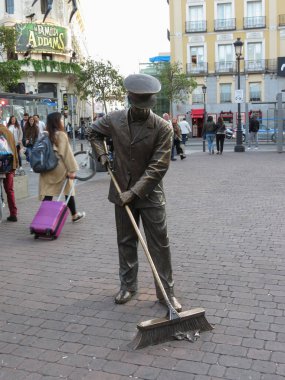 Madrid, İspanya - Ekim 2017 yaklaşık: çöpçü bronz heykel turist