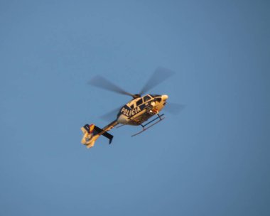 Madrid, İspanya - Ekim 2017 yaklaşık: uçan İspanyol polisi (polis) helikopter