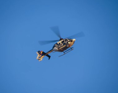 Madrid, İspanya - Ekim 2017 yaklaşık: uçan İspanyol polisi (polis) helikopter