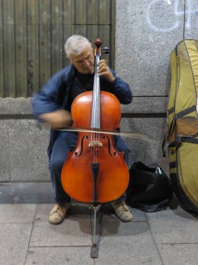 Madrid, İspanya - Ekim 2017 yaklaşık: tanımlanamayan Viyolonsel çalar
