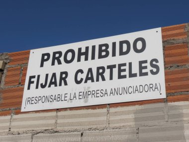Toledo, İspanya - Ekim 2017 yaklaşık: (buraya reklam yasak anlamına gelir Prohibido fijar carteles)