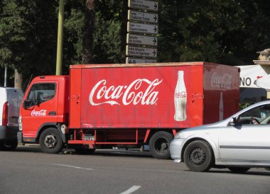 Toledo, İspanya - Ekim 2017 yaklaşık: kola şişe ve kutu mağazaları için teslim etmek için Coca Cola van