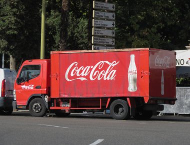 Toledo, İspanya - Ekim 2017 yaklaşık: kola şişe ve kutu mağazaları için teslim etmek için Coca Cola van