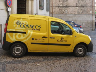 Toledo, İspanya - Ekim 2017 yaklaşık: şehir merkezinin bir sokakta park Correos (yani İspanyolca Mail) van
