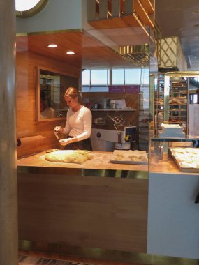 Oslo, Norveç - yaklaşık Ağustos 2017: ekmek ve kahvaltımızda Satılık pişirme belirsiz güzel Norveçli genç bir kadın