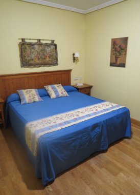 Toledo, İspanya - Ekim 2017 yaklaşık: Çift Kişilik Yatak odasında İspanyol otel