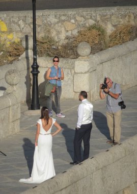 Toledo, İspanya - Ekim 2017 yaklaşık: eski Köprüsü üzerinde tanımlanamayan gelin ve damat fotoğraf