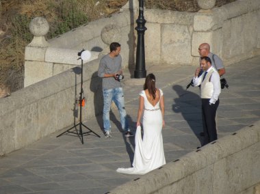 Toledo, İspanya - Ekim 2017 yaklaşık: eski Köprüsü üzerinde tanımlanamayan gelin ve damat fotoğraf