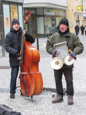 Prague, Çek Cumhuriyeti - yaklaşık Aralık 2017: tanımlanamayan sokak müzisyenleri Prag