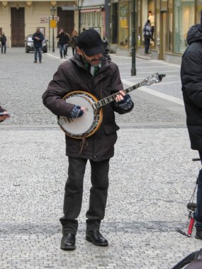 Prague, Çek Cumhuriyeti - yaklaşık Aralık 2017: tanımlanamayan sokak müzisyenleri Prag