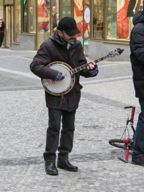 Prague, Çek Cumhuriyeti - yaklaşık Aralık 2017: tanımlanamayan sokak müzisyenleri Prag