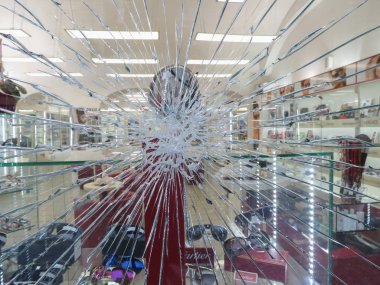 Prague, Çek Cumhuriyeti - yaklaşık Aralık 2017: kırık cam pencere arka plan olarak yararlı