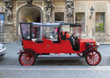 Prague, Çek Cumhuriyeti - yaklaşık Aralık 2017: eski araba turistik gezi için
