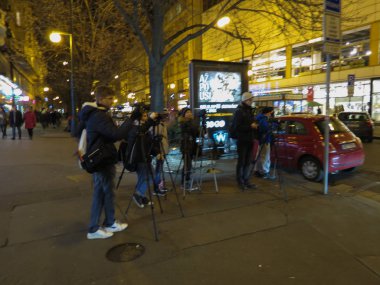 Prague, Çek Cumhuriyeti - yaklaşık Aralık 2017: tanımlanamayan fotoğrafçılar tarafından gece sokakta