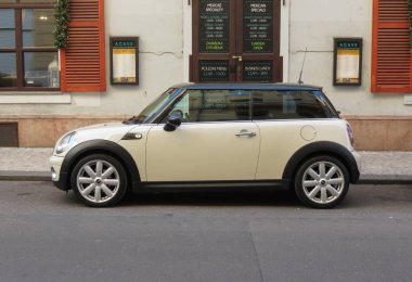 Prague, Çek Cumhuriyeti - yaklaşık Aralık 2017: Beyaz Mini Cooper araba (2013 sürümü) siyah tavan ile