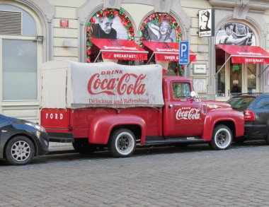 Prag, Çek Cumhuriyeti - yaklaşık Aralık 2017: vintage Coca Cola van şehir merkezinin bir sokakta park edilmiş