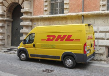 Bologna, İtalya - Nisan 2018 yaklaşık: Dhl Deutsche post van şehir merkezinin bir sokakta park edilmiş. DHL Avrupa'nın önde gelen özel mail şirketlerinden biridir.