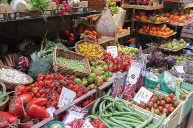 Florence, İtalya - Nisan 2016 yaklaşık: meyve ve sebze meyve Dükkanı sayaçta ekranda