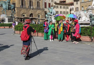 Florence, İtalya - Haziran 2016 yaklaşık: Piazza della Signoria üzerinde fotoğraf çekme Asya turist