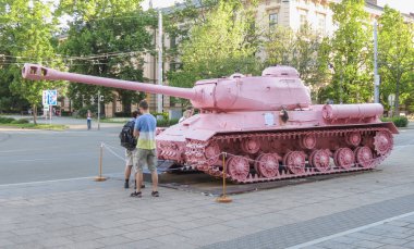 Brno, Çek Cumhuriyeti - Mayıs 2017 yaklaşık: pembe tank, tartışmalı parça çek sanatçı David Cerny tarafından 1991 yılında yayımlanan