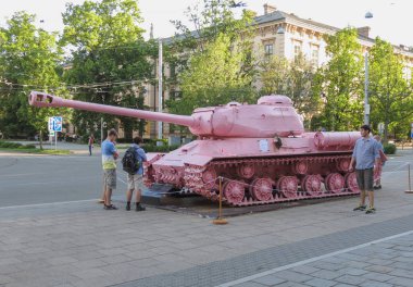 Brno, Çek Cumhuriyeti - Mayıs 2017 yaklaşık: pembe tank, tartışmalı parça çek sanatçı David Cerny tarafından 1991 yılında yayımlanan