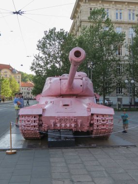 Brno, Çek Cumhuriyeti - Mayıs 2017 yaklaşık: pembe tank, tartışmalı parça çek sanatçı David Cerny tarafından 1991 yılında yayımlanan